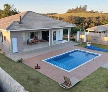 Casa térrea com piscina e vista para o campo