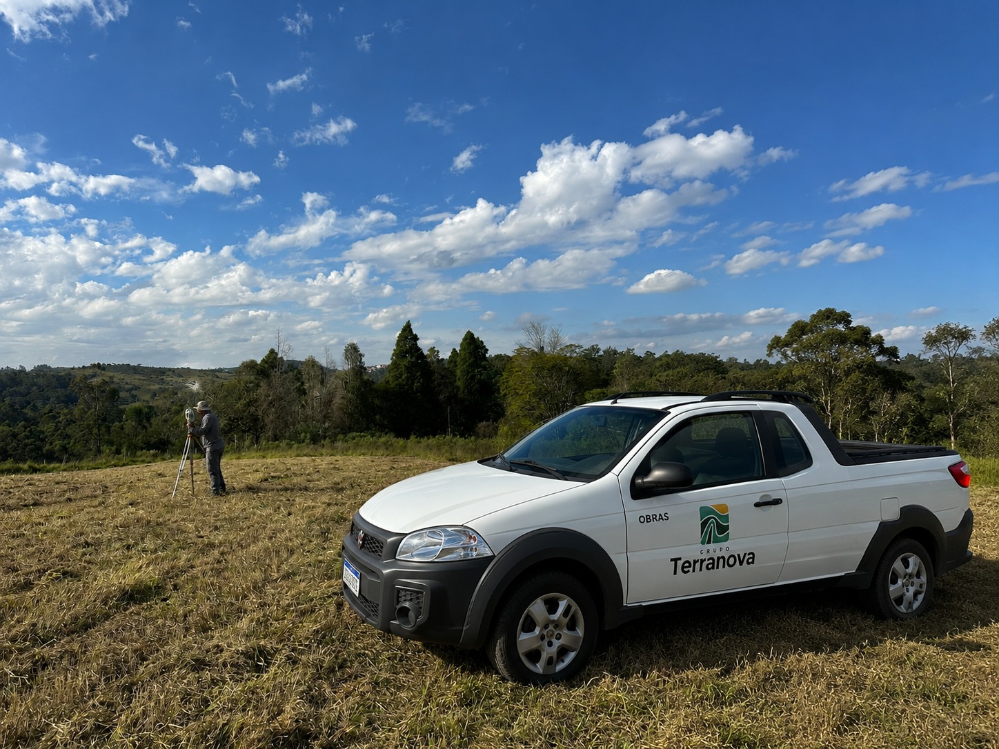 Picape Terranova com equipe de topografia