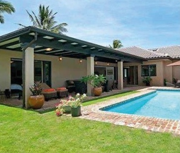 Casa com pergolado e piscina no jardim