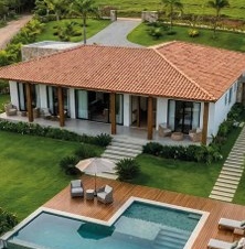 Casa térrea com piscina e deck de madeira